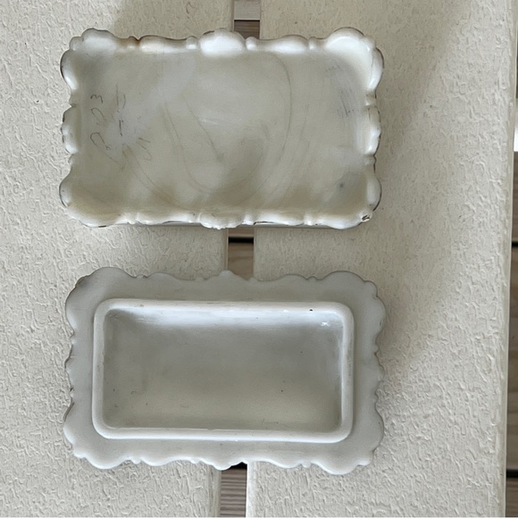 milk glass box Victorian trinket box antique - Picture 3 of 8